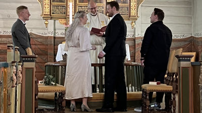 Drop-in vielse i Egersund kirke onsdag 14. febraur i 2024. Et av de to parene som valgte å gi hverandre sitt ja denne dagen. Foto: Stine Wium Jakobsen