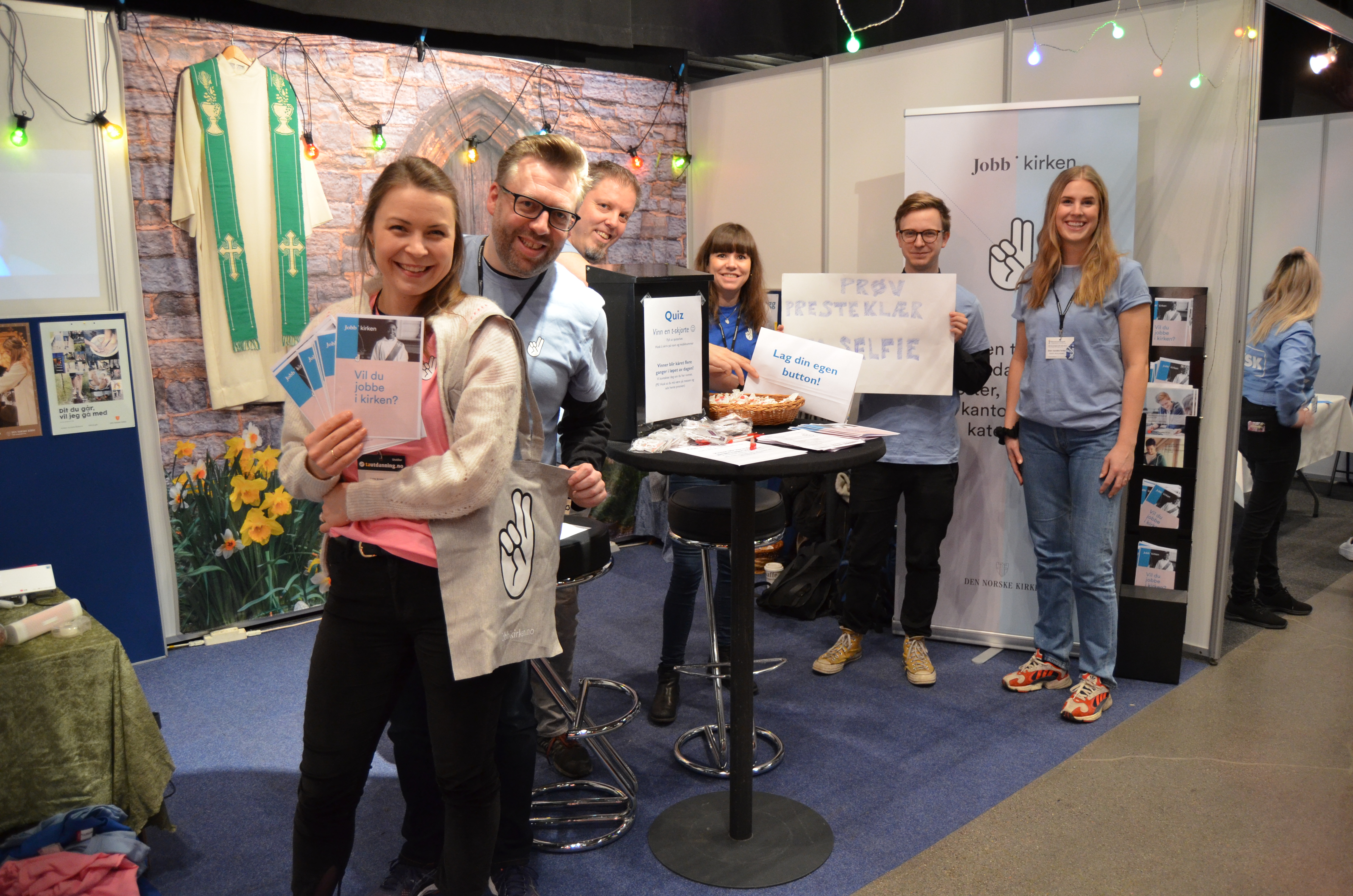 På stand: Vibeke Kolstø Andersen, undervisningsrådgiver, Petter Rønneberg, ungdomsrådgiver, Fredrik Brekke Møller, personalrådgiver, Elisabeth Danielsen Haare, trosopplæringsleder, Einar Østerhagen, kapellan og Heidi Skålid Amundsen, trosopplæringsmedarbeider