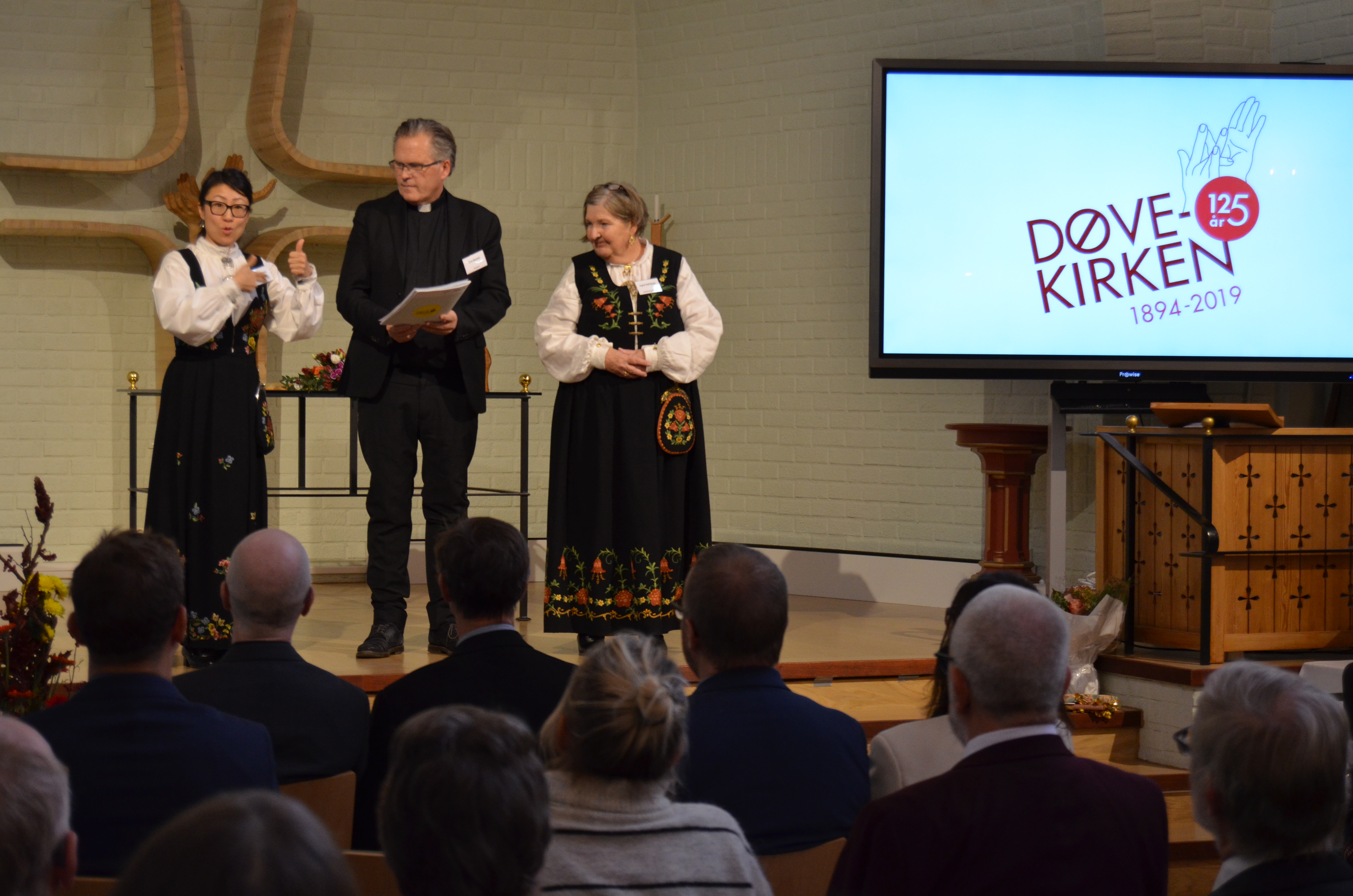 Kirkeverge Camilla Høiberg, døveprost Roar Bredvei og leder av Døvekirkenes fellesråd Ingrid Hoff Bodin, ønsket mandag velkommen til jubileumsuka i Døvekirken. Foto: Johannes Ek Reindal