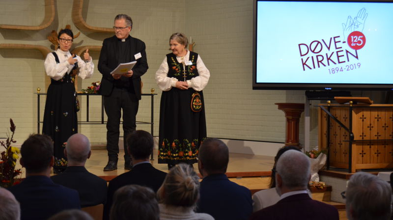 Kirkeverge Camilla Høiberg, døveprost Roar Bredvei og leder av Døvekirkenes fellesråd Ingrid Hoff Bodin, ønsket mandag velkommen til jubileumsuka i Døvekirken. Foto: Johannes Ek Reindal