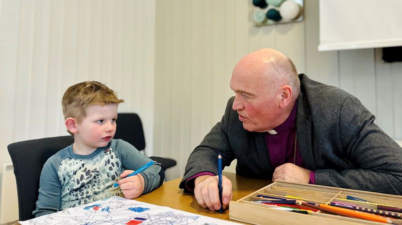 Sigbjørn Thoen Haugen i samtale om liv og lek med biskop Jan Otto Myrseth under visitasen i Ål. Foto: Torill Landaasen