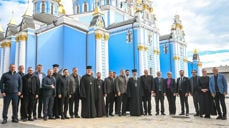 Delegasjonen fra Norges Kristne Råd og Det allukrainske rådet for kirker og religiøse organisassjoner (UCCRO) foran St. Michaels katedralen i Kiev (også kalt St.Michaels gylne kuppel-kloster). Foto: NKR/UCCRO