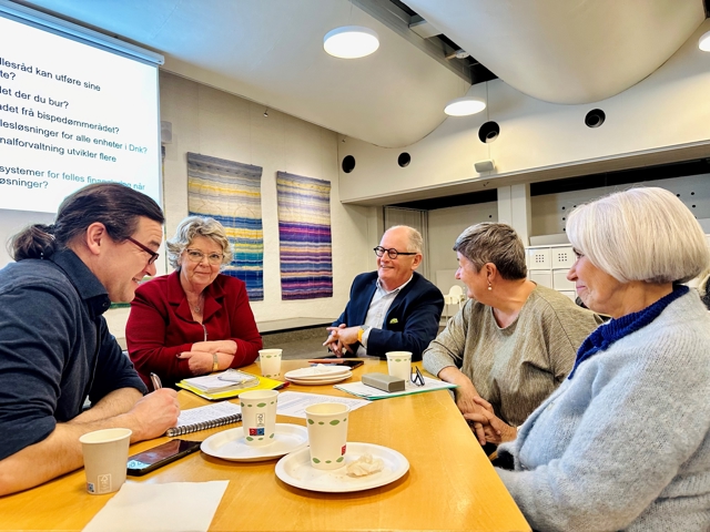 Frisk diskusjon rundt bordene. Ole Hafell, bispedømmerådet (f.v.), Ellen Wisløff, vara i bispedømmerådet, Pål Syse, leder i Færder kirkelige fellesråd, Britt Flaatten, leder i Nøtterøy menighetsråd og Kari Rudningen Fossli, leder i Teie menighetsråd. Foto: Torill Landaasen