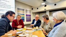 Frisk diskusjon rundt bordene. Ole Hafell, bispedømmerådet (f.v.), Ellen Wisløff, vara i bispedømmerådet, Pål Syse, leder i Færder kirkelige fellesråd, Britt Flaatten, leder i Nøtterøy menighetsråd og Kari Rudningen Fossli, leder i Teie menighetsråd. Foto: Torill Landaasen