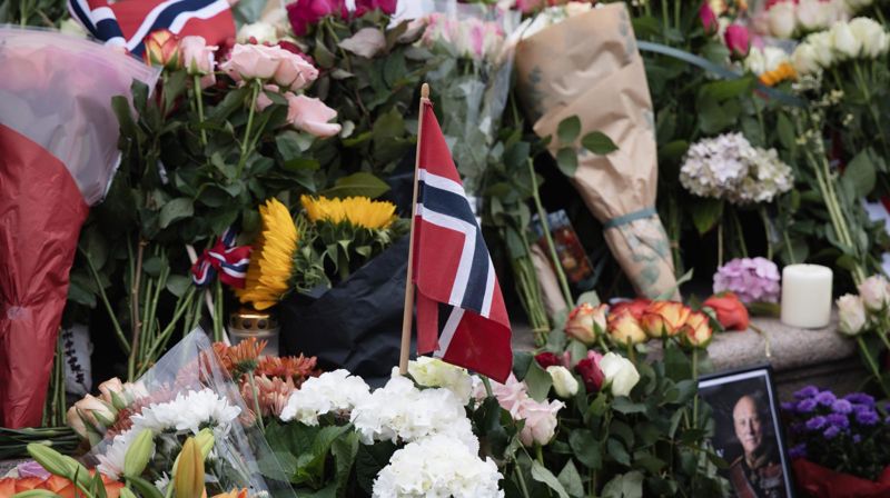 Preses legger ned blomster på Slottsplassen etter kondolanseaudiens hos H.M. Kongen