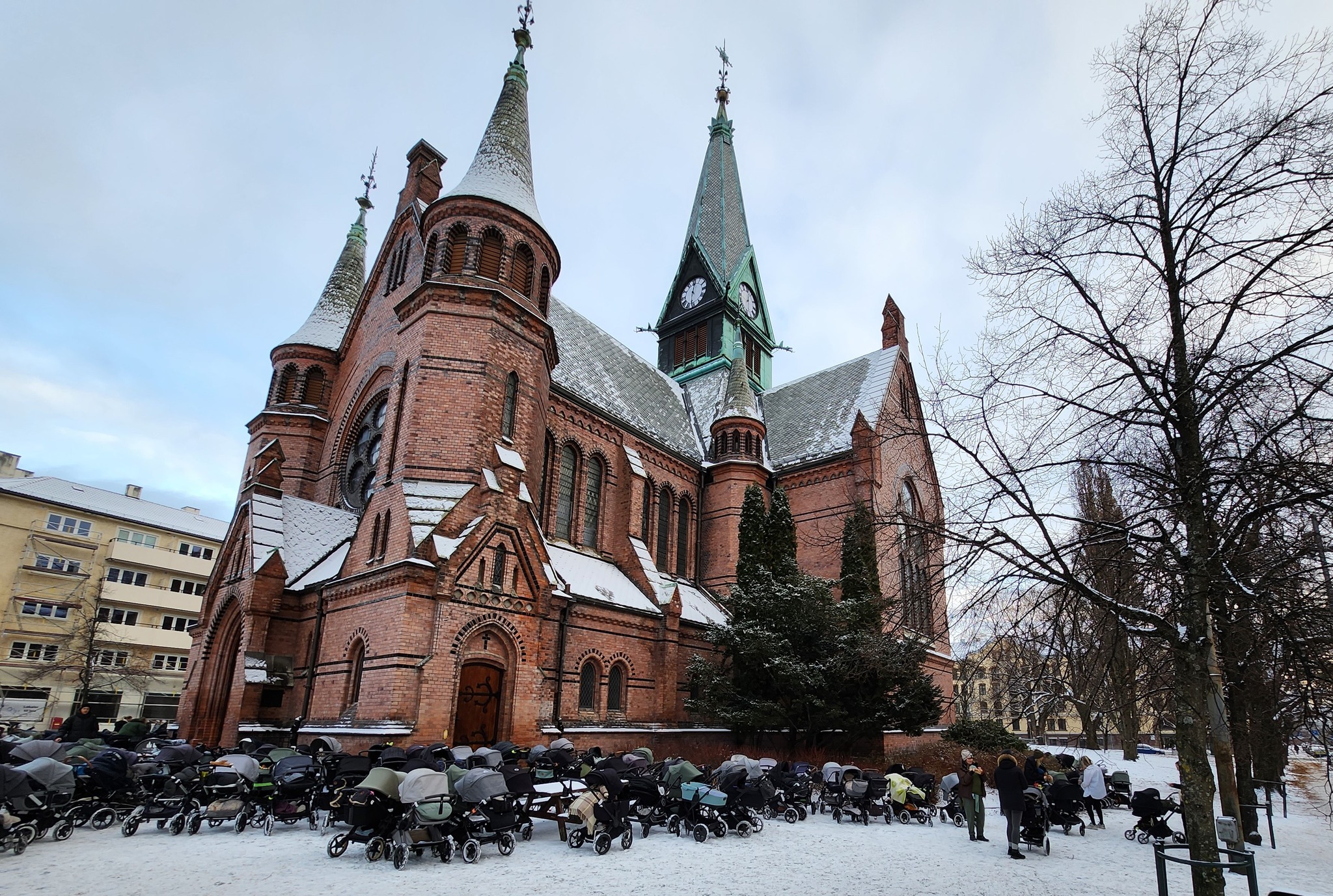 Mange kirker samlet utenfor Sagene kirke