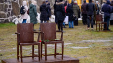 Fra fjorårets markering av den internasjonale holocaustdagen ved minnesmerket for deporterte norske jøder utenfor Akershus festning. Foto: HL senteret / Fartein Rudjord