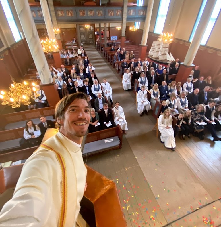 Bilde fra konfirmasjon i Jøssund kirke 26. sept. 2021. Konfettien på gulvet er fra feiring av at koronareglene opphørte dagen før.