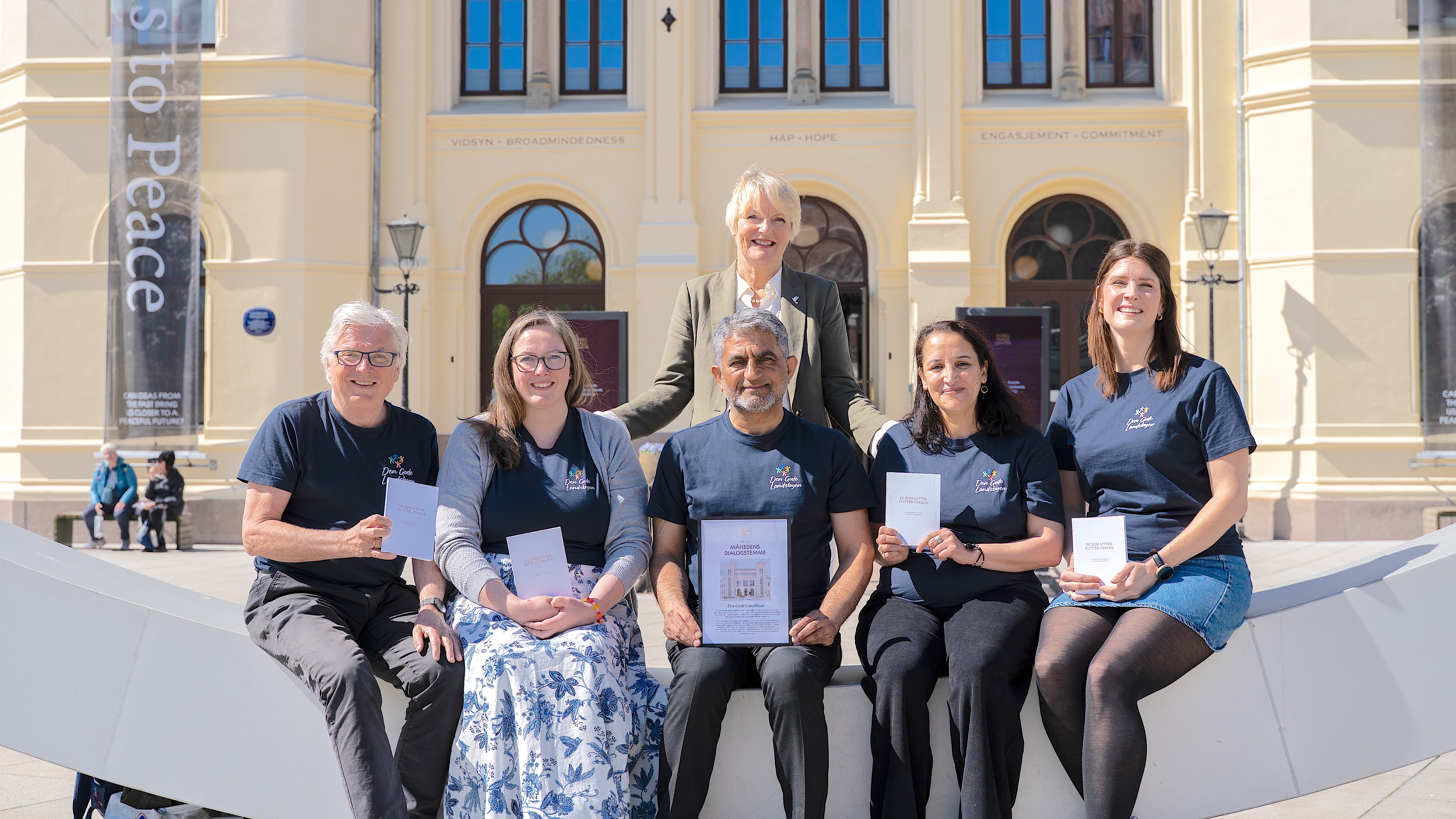 Den Gode Landsbyen på Haugerud og Trosterud berømmes for sitt arbeid av direktør ved Nobels Fredssenter Kjersti Fløgstad (bak). Avbildet er Dag Endal (Haugerud IF, f.v), Helen Meisingset (FAU Trosterud skole), Ali Rafaqat (ICC Alna), Latifa El Azizi (Kvinnegruppa Mangfold Inkludering Nettverk,) og Anette Gjervik (Haugerud og Trosterud Vel). Foto: Mette Bruaas / Nobels Fredssenter