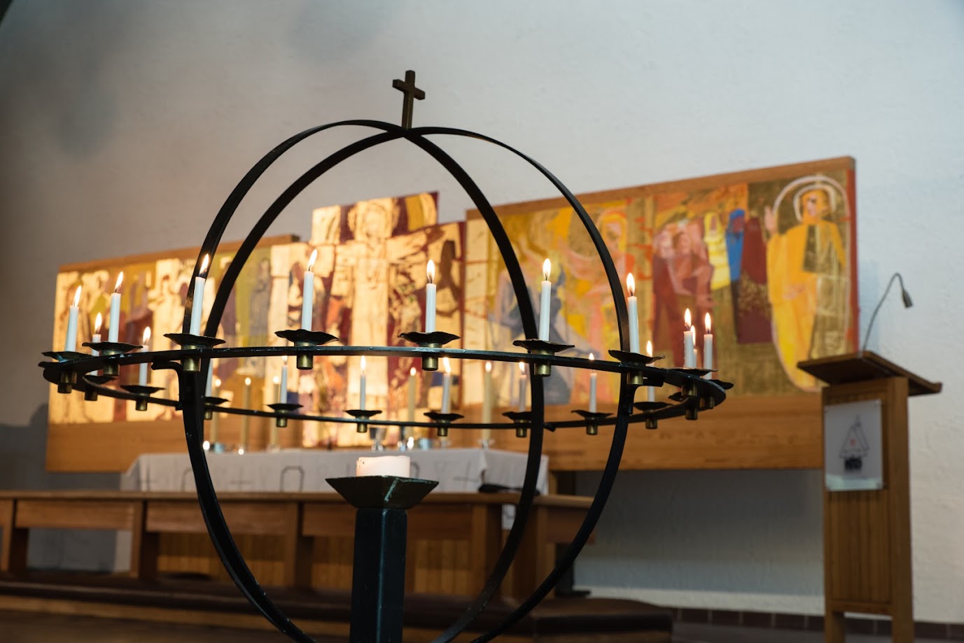 Lysglobe og altertavle i Holmen kirke. Foto: Jan Olav Langseth