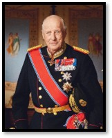 Kong Harald st&aring;ende i gallauniform med ordener og medaljer.