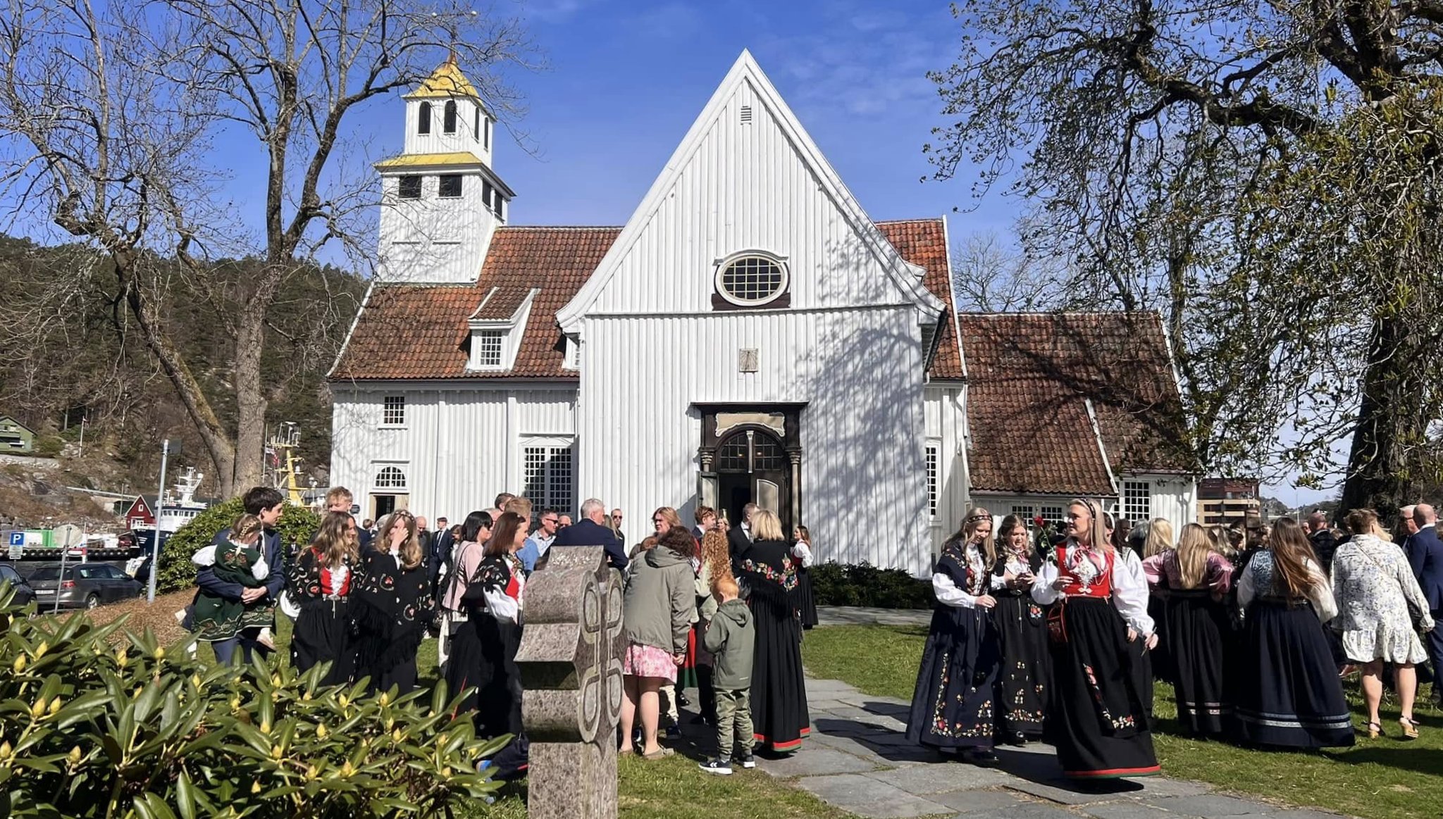 Det er et vakkert skue når våren blomstrer og livet vrimler på kirkebakken i Egersund. Alle foto: Elin Wood