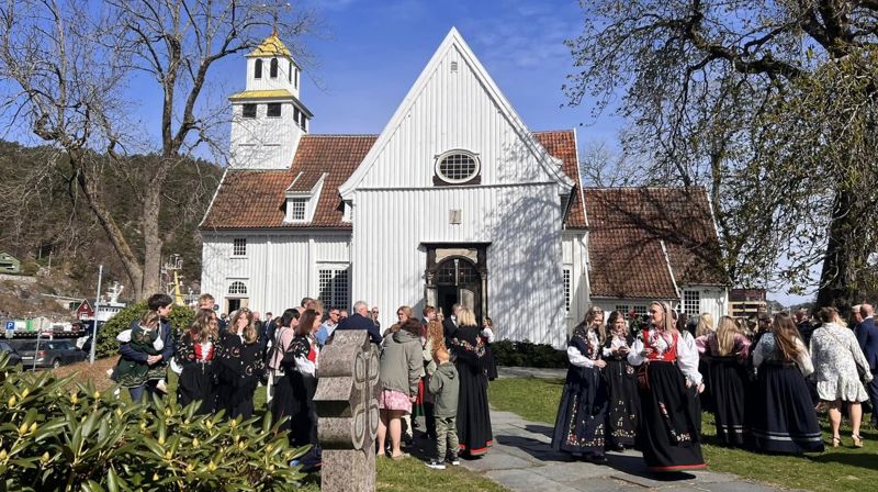 Det er et vakkert skue når våren blomstrer og livet vrimler på kirkebakken i Egersund. Alle foto: Elin Wood
