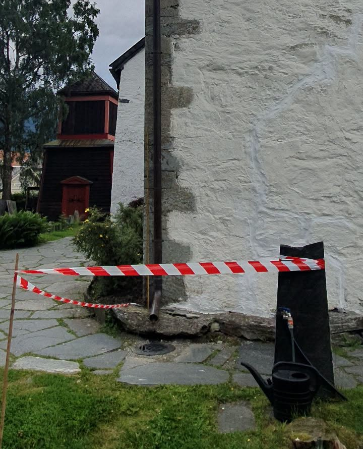 Det er sett opp sperretau på hjørne av Vangen kyrkje