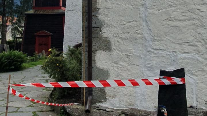 Det er sett opp sperretau på hjørne av Vangen kyrkje