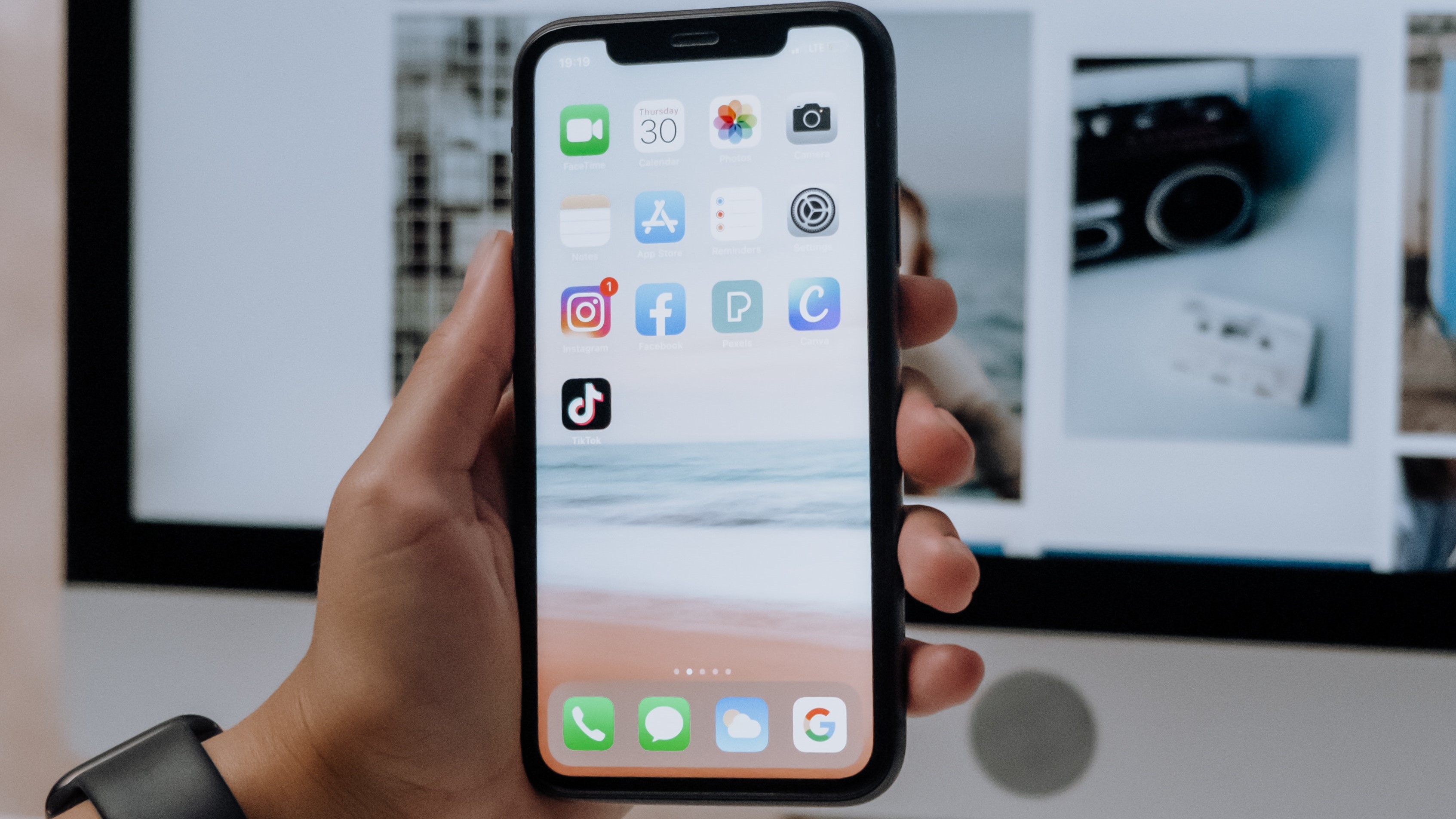 Sikkerhetsutvalget anbefaler å slette TikTok fra jobbtelefoner i Den norske kirke. (Foto: cottonbro studio/pexels.com)