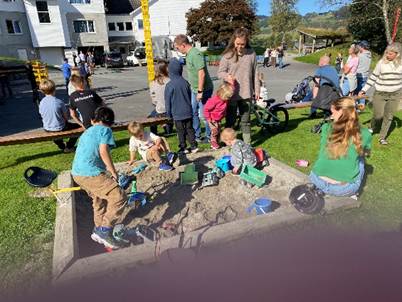 Et bilde som inneholder utend&oslash;rs, sko, kl&aelig;r, tre

KI-generert innhold kan v&aelig;re feil.