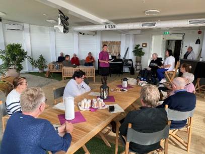 Et bilde som inneholder kl&aelig;r, person, m&oslash;bler, stol

KI-generert innhold kan v&aelig;re feil.