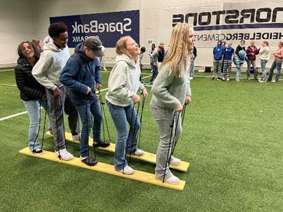 Et bilde som inneholder gress, person, jeans, sko

KI-generert innhold kan v&aelig;re feil.