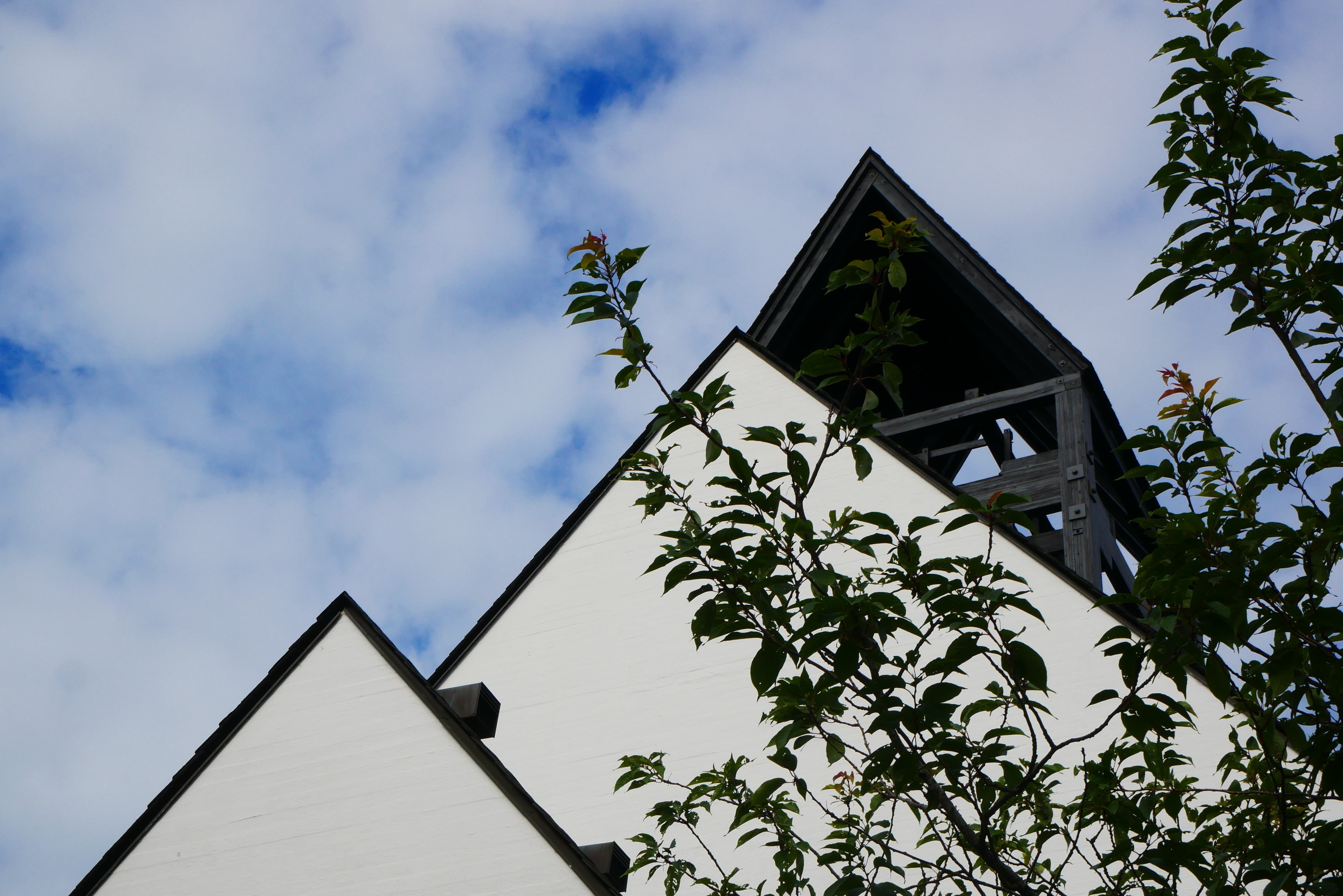 Holmen kirke med klokketårn. Fotograf: Norunn Edvardsen