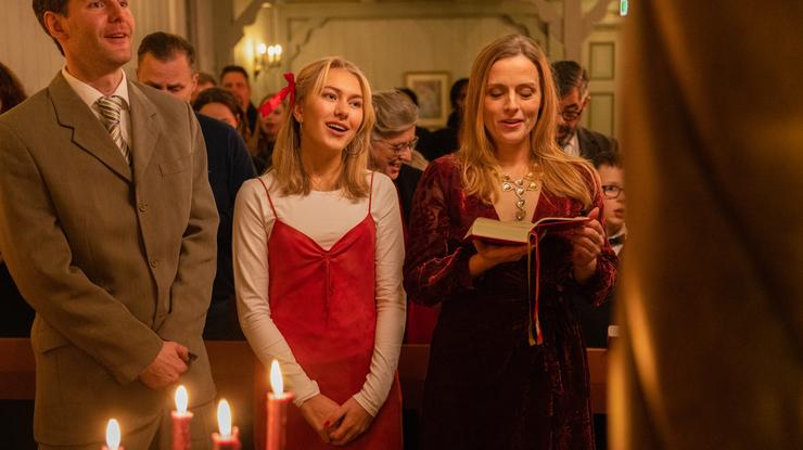 To av tre har planar om å vere innom kyrkja eller kyrkjegarden i løpet av desember (illustrasjonsfoto Ellevill / Den norske kyrkja). 