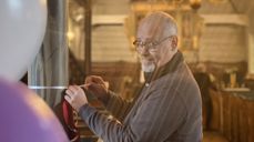 Leif prest, gjør kirken ekstra pyntet til de fem meldte vielsene. Det gledes:)