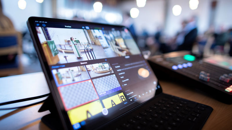 Bildet viser en skjerm under strømmingen av en gudstjeneste. På skjermen ser vi gudstjenesten filmet fra ulike vinkler.