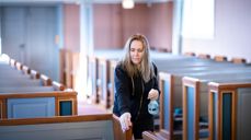 Rengjøring av Fenstad kirke under covid-19-pandemien. Foto Bo Mathisen