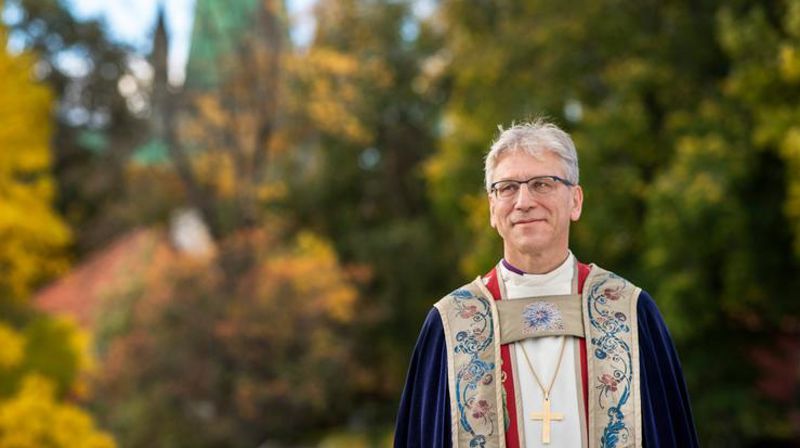 Preses Olav Fykse Tveit foran Nidarosdomen i Trondheim. Foto: Den norske kyrkja