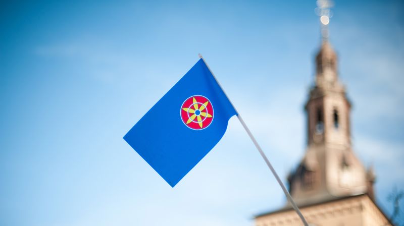 Det kvenske flagget vaier i vinden utenfor Oslo domkirke. Foto: Helene Moe Slinning / Den norske kirke