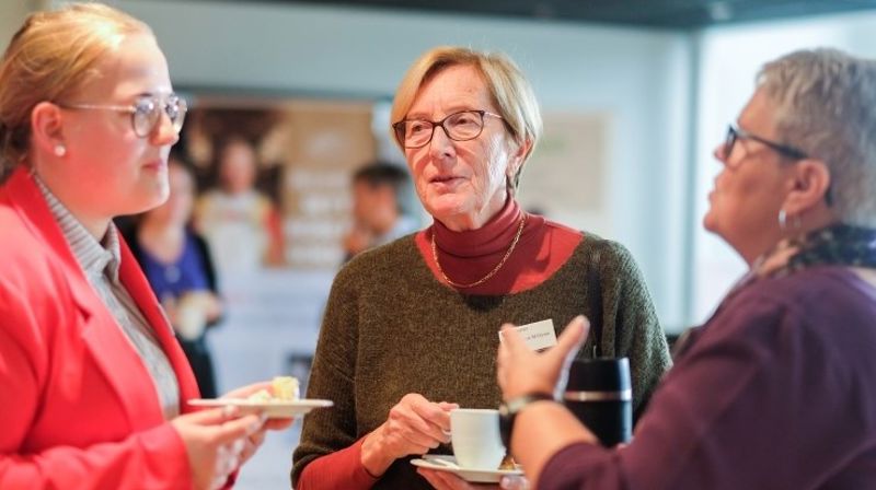 Fredag serverte Kirkens Nødhjelp kake i anledning sitt 75-årsjubileum. Foto: Den norske kirke