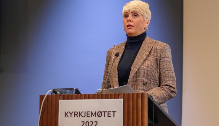 En berørt, nyvalgt kirkerådsleder talte til Kirkemøtet. Foto: Den norske kirke