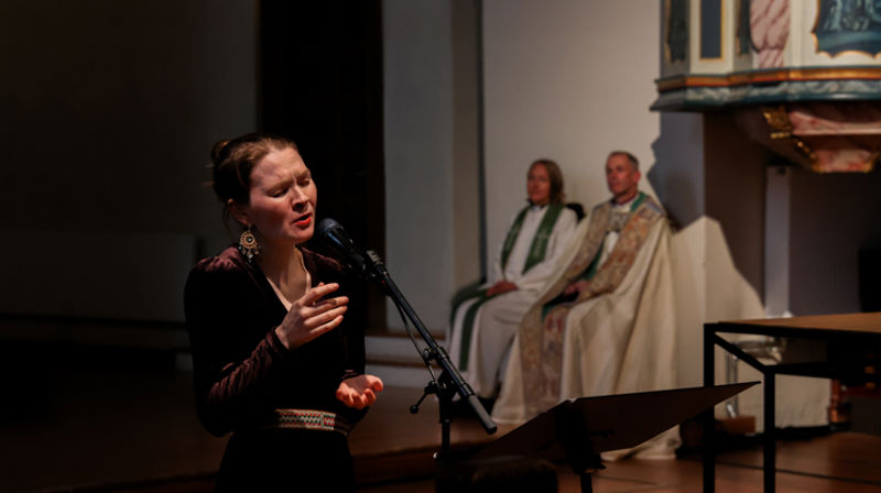 Marja Mortensson sang unger åpningsgudstjenesten. Foto: Kirkerådet