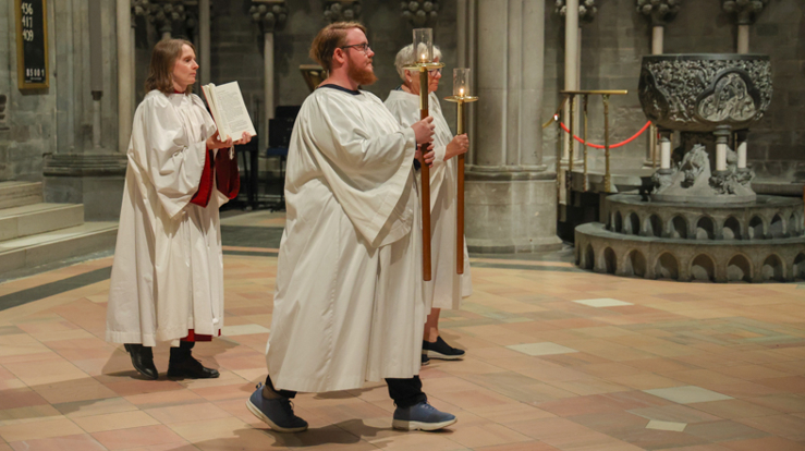 Evangelieprosesjon under gudstjenesten i Nidarosdomen søndag. Foto: Den norske kirke.