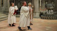 Evangelieprosesjon under gudstjenesten i Nidarosdomen søndag. Foto: Den norske kirke.
