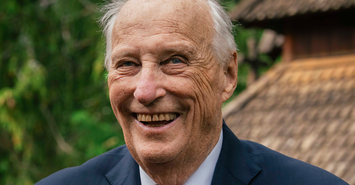 Kong Harald ved Savjord stavkirke i Beiarn kommune 9. juni 2026. Foto: Ola Vatn / Det kongelige hoff