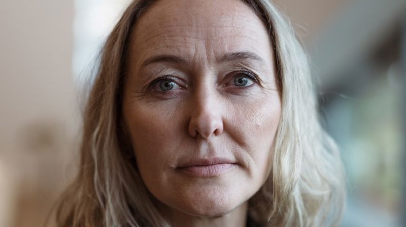 En diakon som ser inn i kameraet.