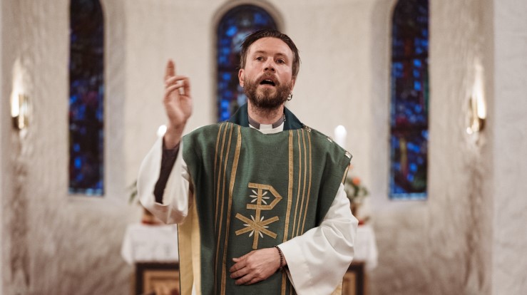 Mange vil bli prest og når målet uten å ha cand.theol-graden. For ordens skyld, Morten Holmqvist på bildet har cand.theol-graden. (Illustrasjonsfoto: Jarle Hagen)