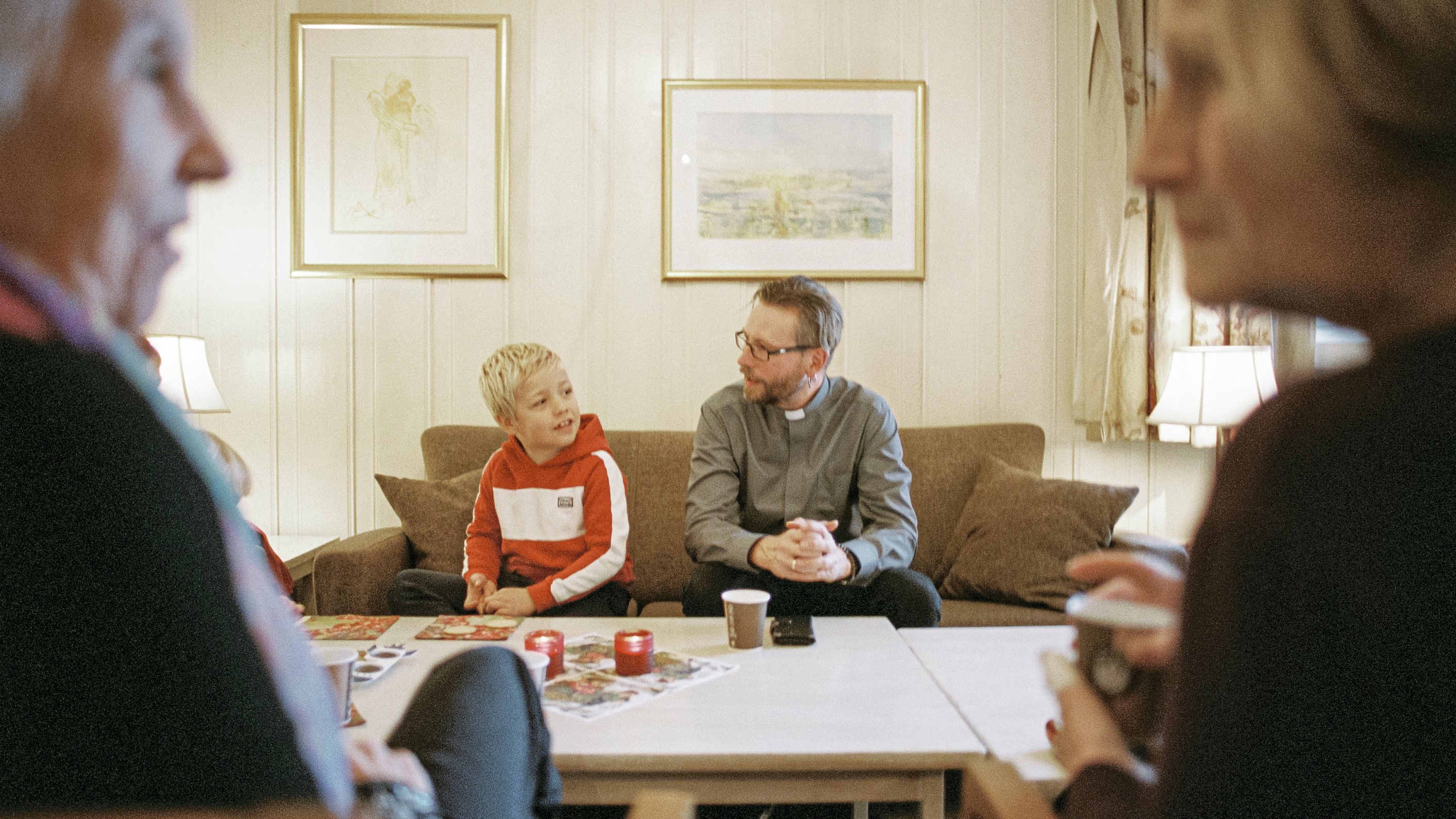 En sørgesamtale foregår i hjemmet eller i kirken - mellom deg som pårørende og en ansatt fra kirken. Foto: Jarle Hagen/Den norske kirke