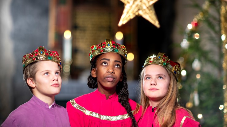 Tre barn kledd ut som de hellige tre konger i kirken