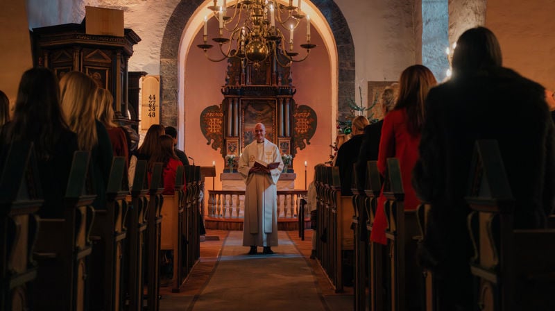 Hva skal til for at julefreden skal senke seg for deg? Mange nevner øyeblikket når menigheten reiser seg og synger "Deilig er jorden". Foto: Willy Nikkers / Den norske kirke