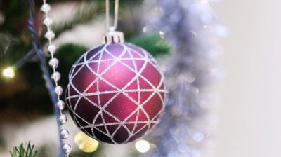 En lilla julekule på et juletre.