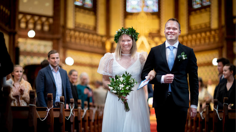 Brudepar går ned midtgangen