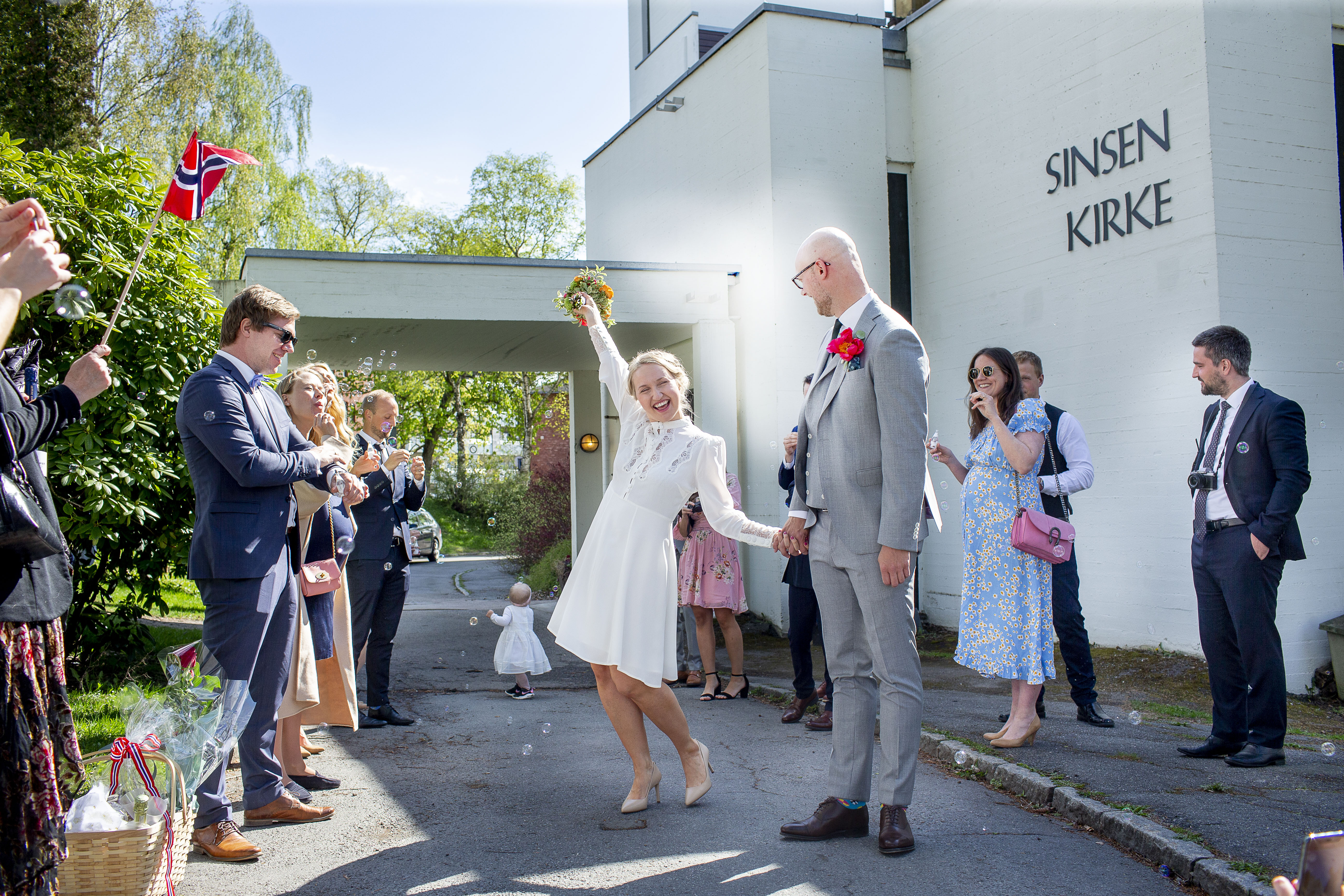 Et jublende par står sammen, omgitt av en ring av sine venner og familie. De er nettopp viet til mann og kone i kirken. Bryllupsfesten er i gang! 