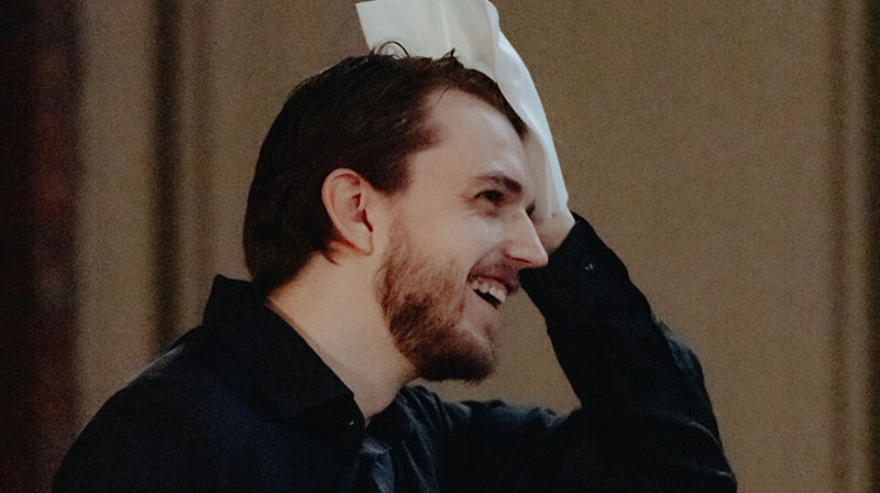 En mann som har blitt døpt, og som selv tørker av vannet av håret. Han smiler.