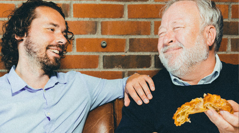 To personer på som snakker og spiser kake.