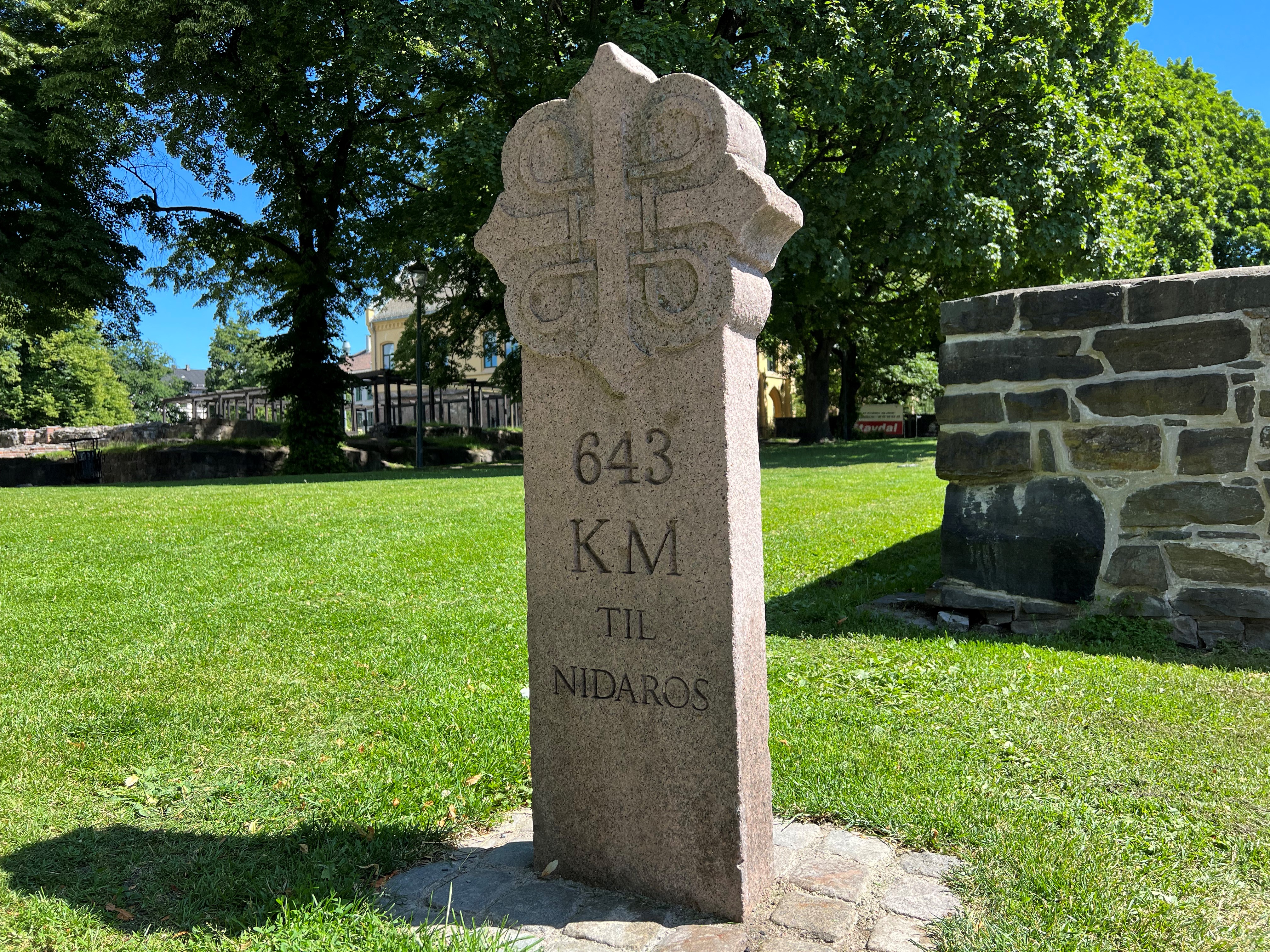 Start: I ruinparken ved Oslo bispegård er startpunktet for pilegrimsvandringene. Både østleden og vestleden.
