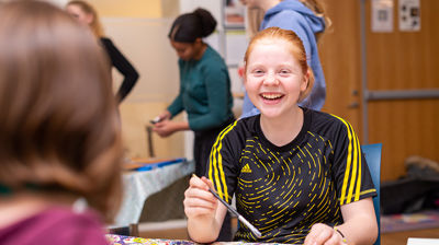 Glad maler – foto Ole Henrik Kongsvik