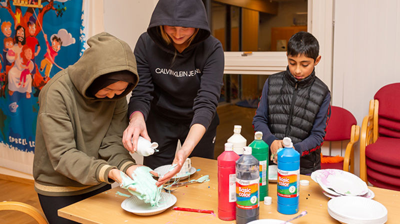 Ungdommer som lager slim i kirken