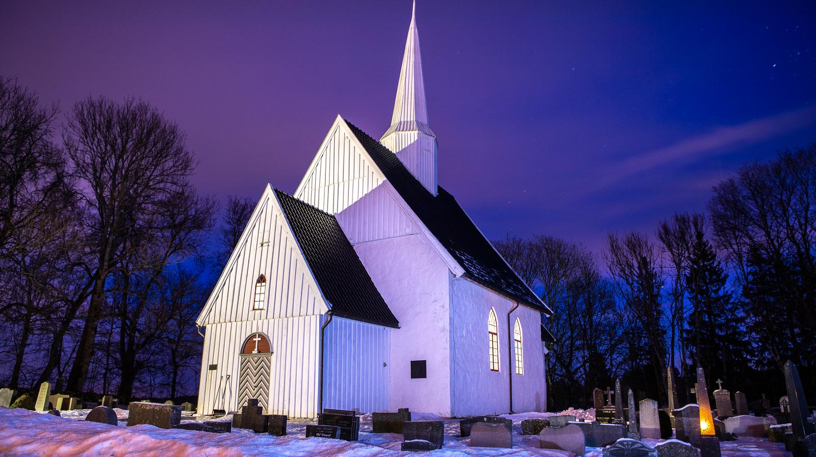 Hobøl kirke i Østfold er blant kyrkjene som får tilskot i 2025-tildelinga frå kyrkjebevaringsfondet. Foto: Bo Mathisen / Den norske kyrkja. 